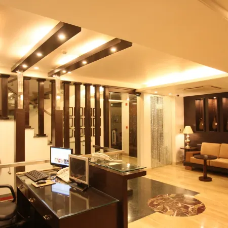 Emblem Hotel, New Friends Colony Отели рядом с достопримечательностью «Храм Акшардхам»