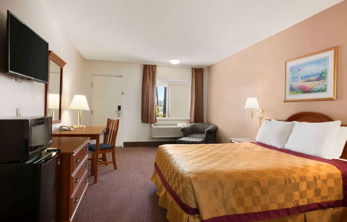 Travelodge by Wyndham Bakersfield