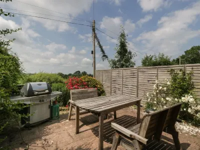 Wheelbarrow Cottage Hotels near Ford Bridge Church | St John of Jerusalem