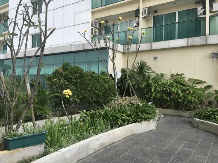 Prime and Comfy Studio at Tamansari la Grande Apartment by Travelio Отели рядом с достопримечательностью «Siliwangi Stadium»