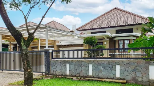 Kota Baru Parahyangan 27 House with Private Pool Near Ikea Hotels in Batujajar