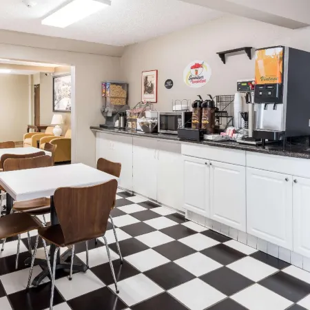 Super 8 by Wyndham Bloomington