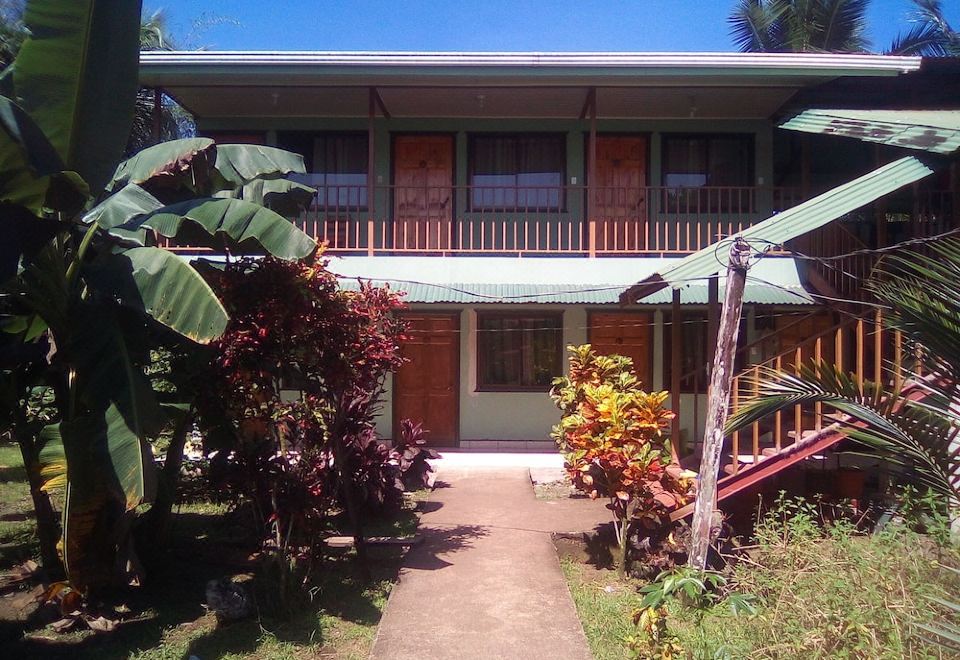 Hotel Cabinas y Tour Aaron Tortuguero - Housity