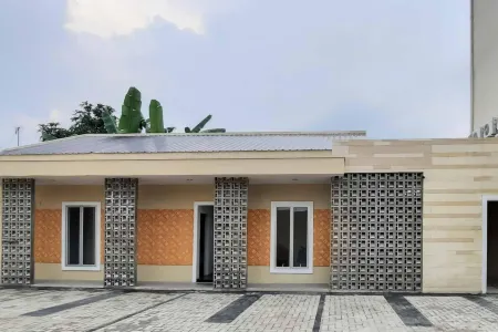 RedDoorz Near RS Royal Prima Medan 2 Отели в г. Dwi Kora