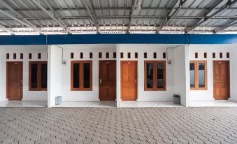 RedDoorz Syariah Plus Near Jatiwarna Toll Gate