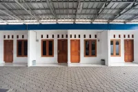 RedDoorz Syariah Plus Near Jatiwarna Toll Gate Hotels in Jatiasih