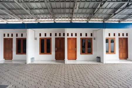 RedDoorz Syariah Plus Near Jatiwarna Toll Gate Отели в г. Jatiasih