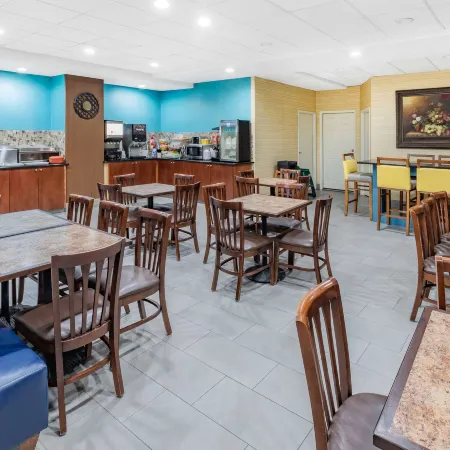 Days Inn & Suites by Wyndham San Antonio Near Frost Bank Ctr
