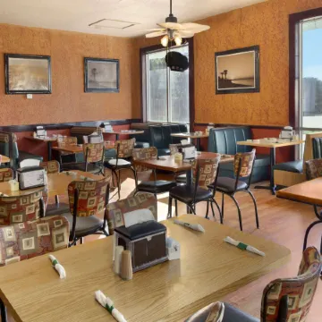 Days Inn & Suites by Wyndham Fort Pierce Midtown