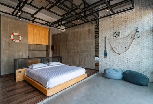 ห้องดีลักซ์ เตียงใหญ่ พร้อมระเบียง