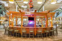 Ramada by Wyndham des Moines Tropics Resort & Conference Ctr - bar