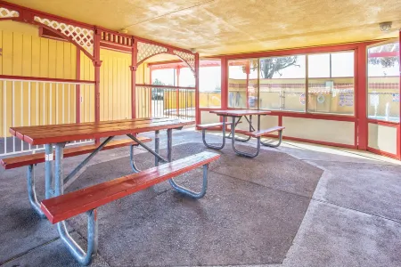 Travelodge by Wyndham Turlock Отели рядом с достопримечательностью «Stanislaus County Fairgrounds & Event Center»