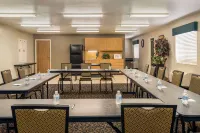 Travelodge by Wyndham Wellington KS - parking
