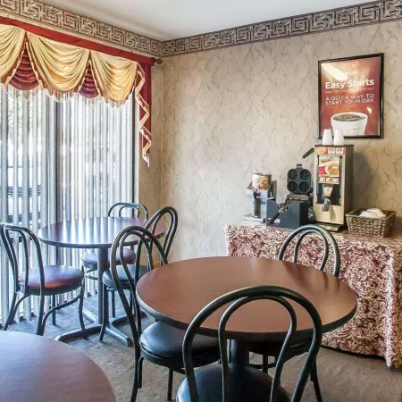 Econo Lodge Inn & Suites
