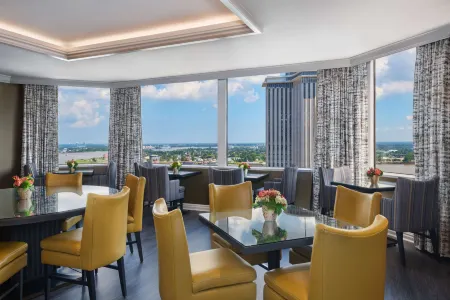 The Windsor Court Отели рядом с достопримечательностью «Лонг Вью Хаус энд Гарденс»