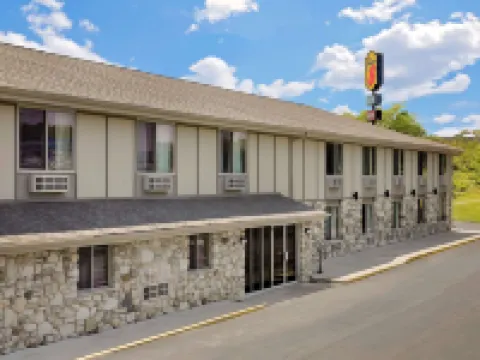 Super 8 by Wyndham Sturgeon Bay Hotels in Door County