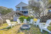 Waterfront Emerald Isle Home w/ Dock Access! Hotels in der Nähe von Emerald Isle Beach Gear & Linens