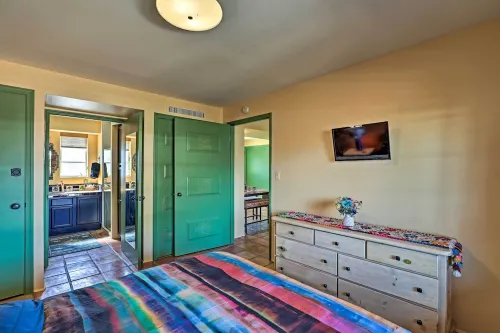 Modern Green Valley Condo - Near National Park! - parking