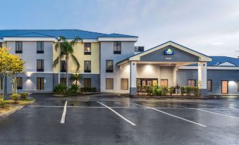 Days Inn & Suites by Wyndham Lakeland