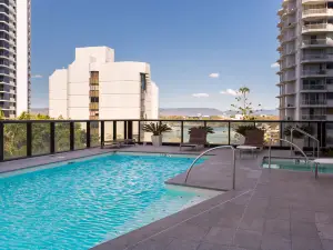 Holiday Holiday Circle on Cavill Apartments