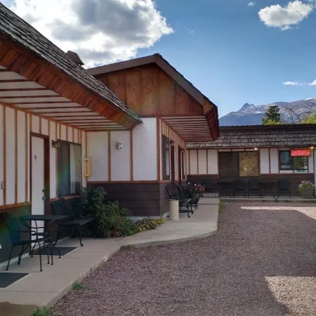 Two Medicine Inn and Resort