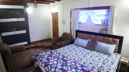 Wani Guest House Отели в г. Baramulla