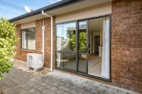 Cheerful 2 Bedroom home in Hamilton Central - Condos
