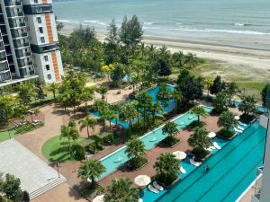 Sea + Pool View + WiFi@ Iman Kazoku TimurBay Ville