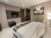 Eno Front One Hotel Semarang فنادق في East Semarang