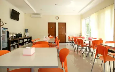 Hotel Central City 2 Belitung Отели в г. Parit