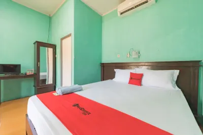 RedDoorz Near Pantai Ujung Genteng Hotel a Ciracap