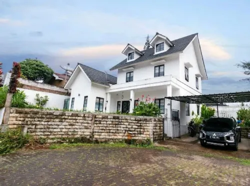 Stylish Villa at Green Apple Cipanas Puncak Отели в г. Pacet