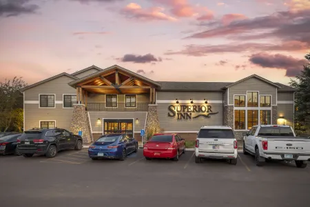 Best Western Plus Superior Inn Отели рядом с достопримечательностью «Drury Lane Books»