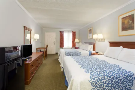 Days Inn by Wyndham Clinton Отели в г. Север Клинтон