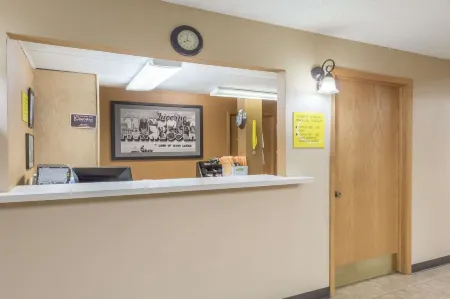 Super 8 by Wyndham Luverne I90 Отели в г. Рок