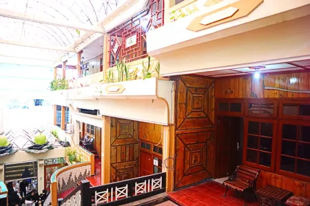 PLUM Hotel Palereman Batu Отели рядом с достопримечательностью «Masjid Wakaf Al Ikhlas Jl. Brantas Gg VI Sisir Batu»