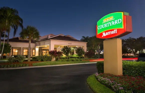 珊瑚角邁爾斯堡萬怡酒店