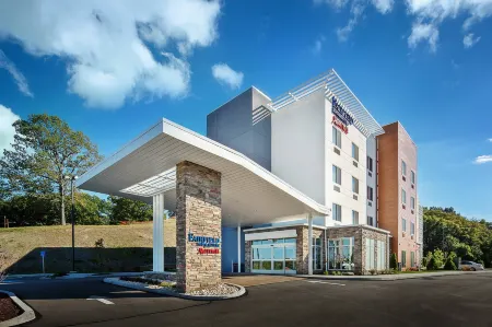 Fairfield Inn & Suites Monaca Отели рядом с достопримечательностью «Beaver County Beverage»