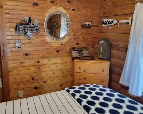 Cabin #10-Cozy log cabin nestled in the woods brief walk to Table Rock Lake Hotéis em Shell Knob