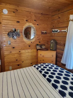 Cabin #10-Cozy log cabin nestled in the woods brief walk to Table Rock Lake
