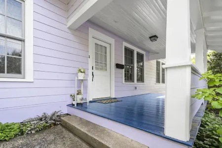 Walk to Downtown Brevard  Pets Welcome Large Fenced Yard Porches Biking Hiking Отели в г. Бревард