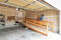 Modern Cabin Vibe, With great back yard to relax in. New furnishings and hot tub Hotels in Roxborough Park