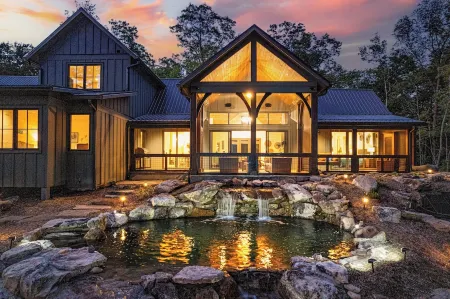 Private Falls-Hiking-View-King beds-Sauna-Pub-Chefs Kitchen-In Town & Private!