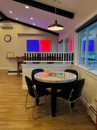 Camp Lintonia on Tacoma Lakes Отели в г. Литчфилд