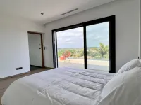 Luxurious villa with pool, jacuzzi and exceptional view! 5 minutes from the beach