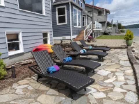 Beach Home w/King & Queen bed + Wi-Fi see Whales/Eagles Minutes to Seattle Ferry โรงแรมในเบรเมอร์ตัน