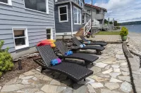 Beach Home w/King & Queen bed + Wi-Fi see Whales/Eagles Minutes to Seattle Ferry