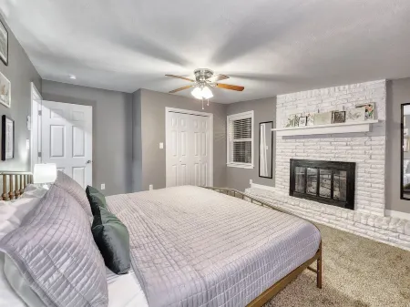 5mins to Kyle Field, 5BR w Private Backyard & Pool