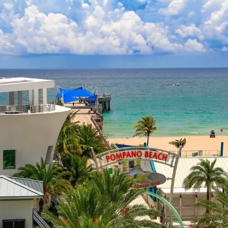 LUXURY STAY W/BEACH, POOL, GYM, and SPA! Restaurants & bars across street also!