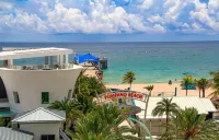 LUXURY STAY  W/BEACH, POOL, GYM, and SPA! Restaurants & bars across street also!